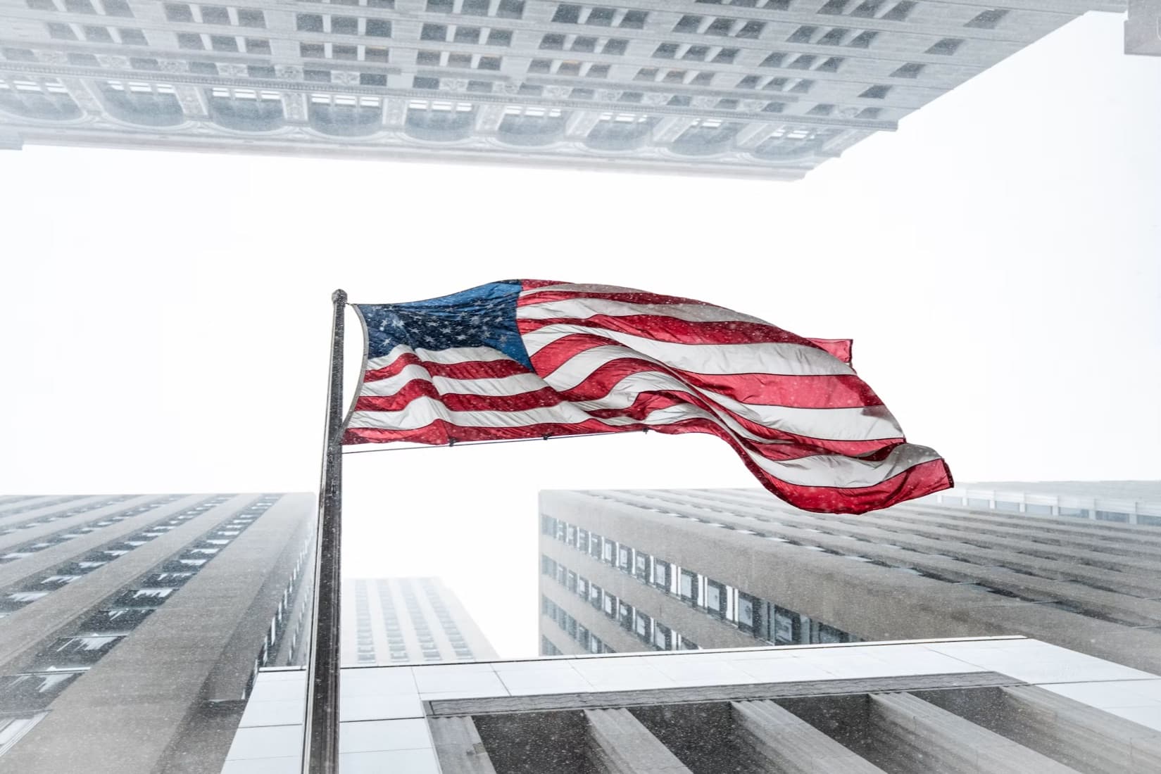 Drapeau américain flottant entre des immeubles