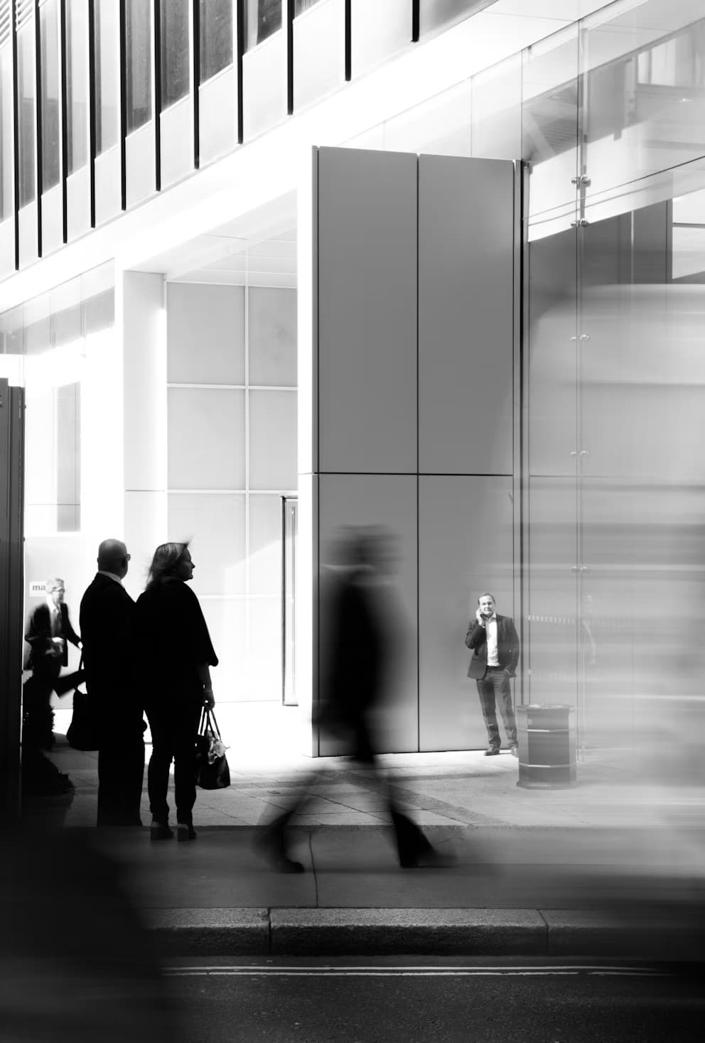 Silhouettes de dirigeants dans le hall d'une tour de bureaux